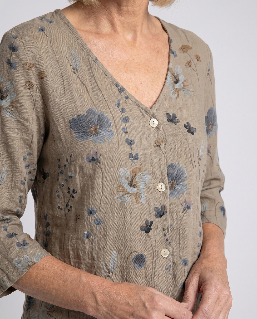 Tira | Blouse with V-Neck and Three-Quarter Sleeves for Women